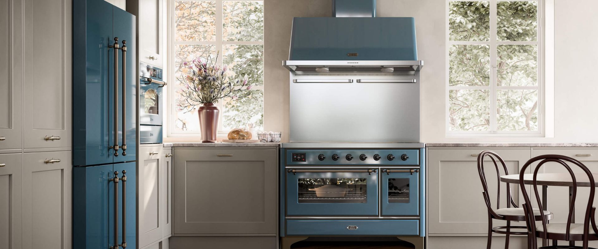 Stilvolle Küche mit petrolblauem Standherd 90 cm, passender Dunstabzugshaube und Kühlschrank; großzügiger Backofen, Drehknebel und Glastür, eingebettet in helle Einbauküche – ideal für anspruchsvolles Kochen.