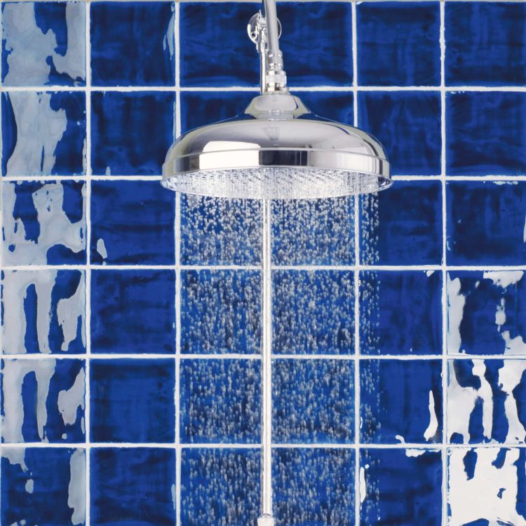 Runder Chrom-Duschkopf mit Wasserstrahl, blaue Fliesen