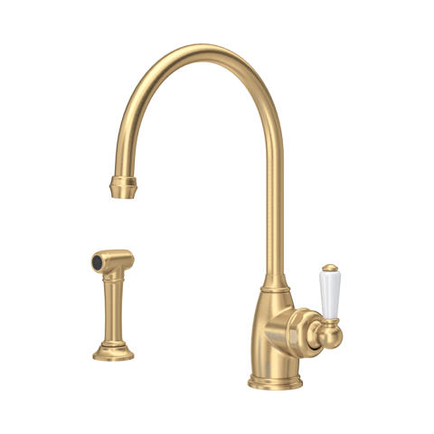 Küchenarmatur aus gebürstetem Messing in Gold, hoher Schwanenhals-Auslauf, Einhebelmischer mit Keramikgriff, inklusive separater Handbrause – klassische Landhaus-Optik