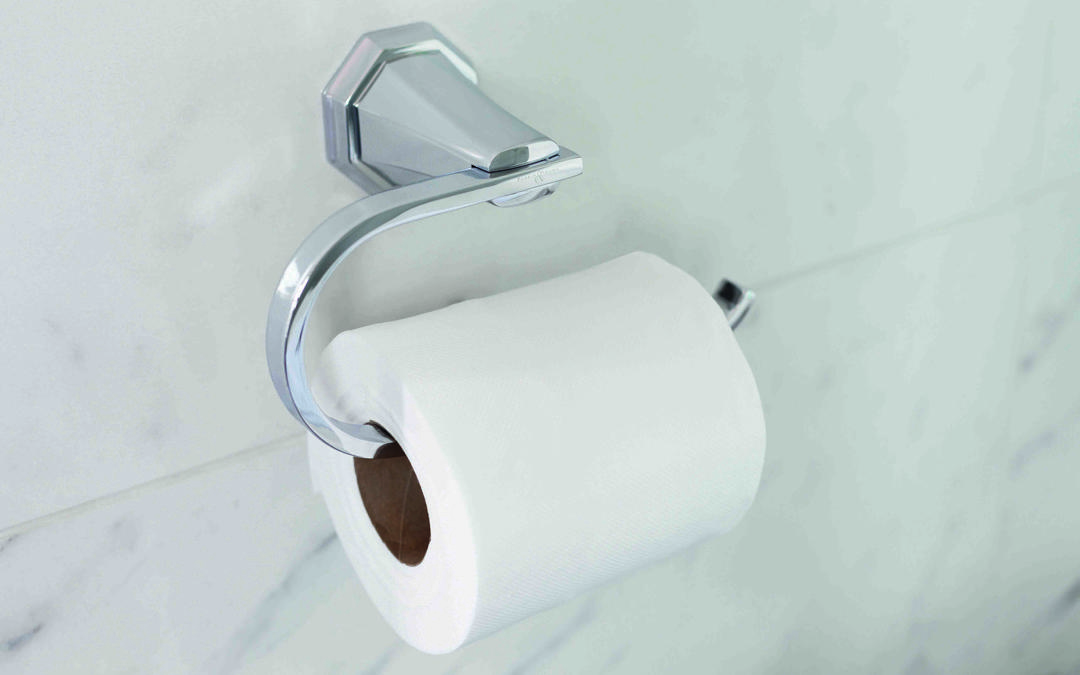 Eleganter WC-Papierhalter aus verchromtem Metall zur Wandmontage, mit aufgelegter Toilettenpapierrolle im Bad