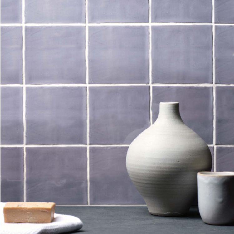 Lila Wandfliesen mit Fuge, matte Glasur, 10x10 cm
