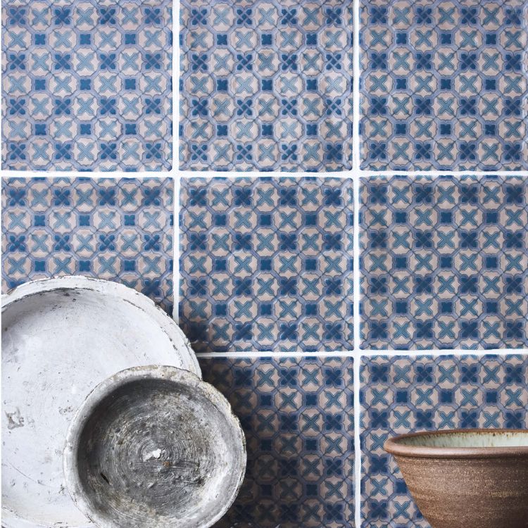 Blaue Vintage-Mosaikfliesen, quadratisch, mit Schüsseln