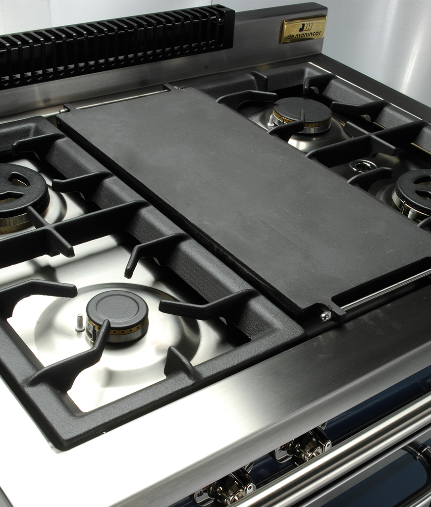 Hochwertiger Edelstahl-Gasherd mit mehreren Kochfeldern und gusseiserner Grillplatte Detailansicht eines modernen Edelstahl-Gasherds mit Gussrosten und integrierter Grillplatte, geeignet für professionelle Küchen