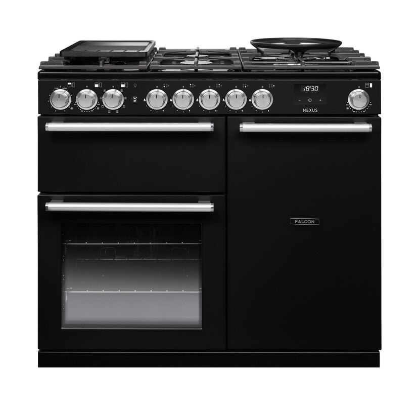 Falcon Nexus 110 Range Cooker in Schwarz: freistehender Dual‑Fuel-Herd mit Gas-Kochfeld und Multizone/Griddle, zwei Backöfen, großen Edelstahlgriffen und Drehknebeln; ideal für Familienküchen