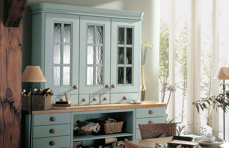 Landhausstil Buffet-Schrank aus Holz in Hellblau mit Glastüren und dekorativer Arbeitsplatte Hellblauer Landhausstil Buffet-Schrank aus Holz mit Glastüren, dekorativer Holzarbeitsplatte und Körben, im gemütlichen Esszimmer mit viel Tageslicht