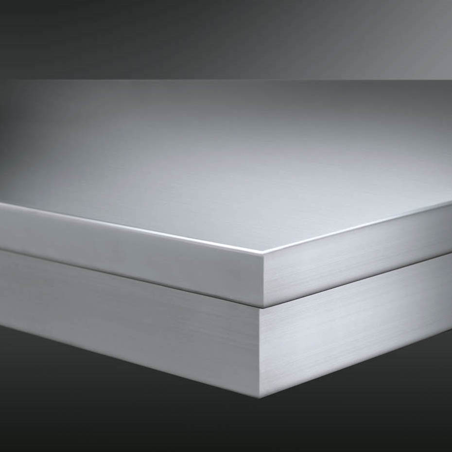 Aluminium Blech - präzise zugeschnittenes Metallblech mit glatter Oberfläche Detailaufnahme von zwei übereinanderliegenden Aluminium Blechen mit glatter, gebürsteter Oberfläche