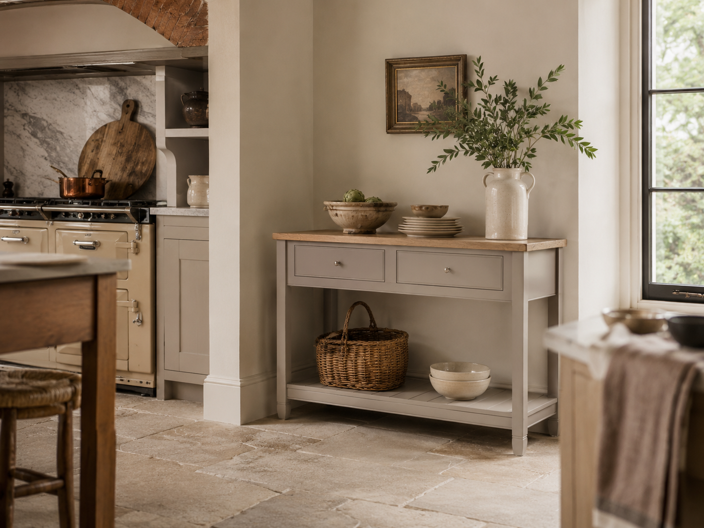 Grauer Konsolentisch im Landhausstil mit massiver Eichenplatte, zwei Schubladen und unterer Ablage – ideales Küchen-Sideboard für Geschirr, Deko und Körbe.