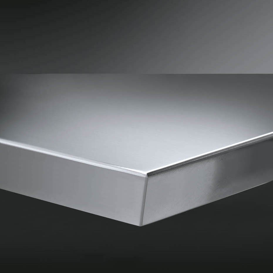 Edelstahl-Arbeitsplatte mit abgeschrägter Vorderkante für Küche oder Werkstatt Detailaufnahme einer hochwertigen, abgeschrägten Arbeitsplatte aus Edelstahl