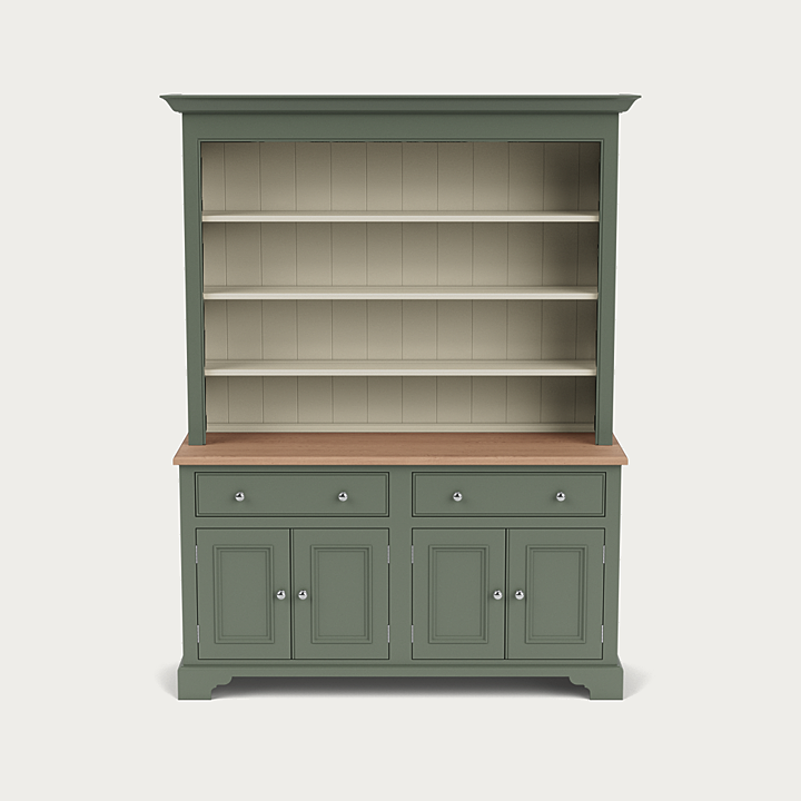Grüner Landhaus-Buffetschrank aus Holz mit Eichenplatte, offenem Aufsatz mit drei Regalböden, darunter drei Schubladen und vier Türen – ideal für Geschirr und Vorräte.