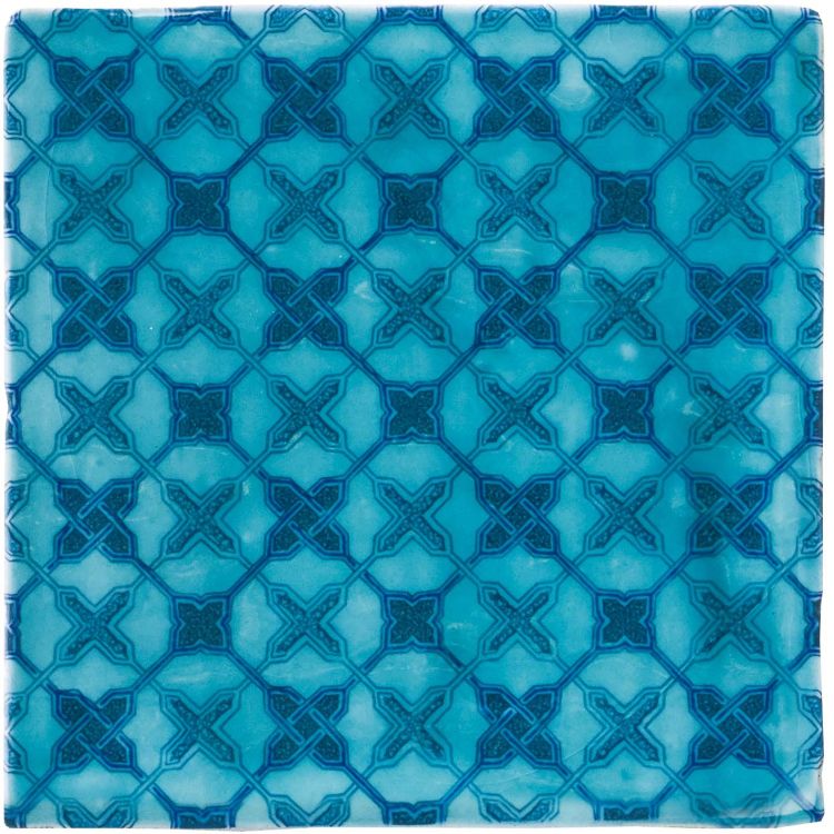 Blaue Keramikfliese mit geometrischem X-Muster