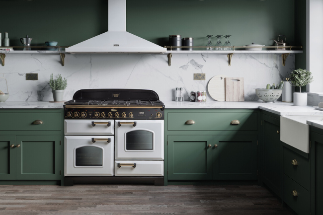Stilvolle grüne Küche mit weißem Retro-Herd, Marmorplatte, Dunstabzugshaube und eleganter Dekoration