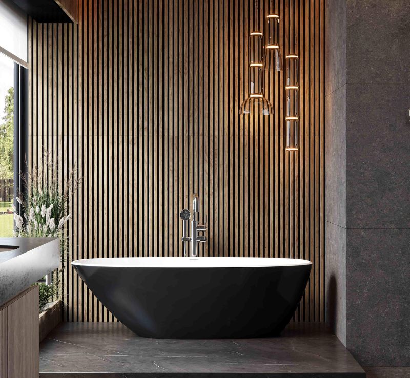 Freistehende Badewanne in Mattschwarz mit verchromter Standarmatur vor Holzlamellenwand, moderne Badezimmergestaltung – Premium Badewanne für Designliebhaber