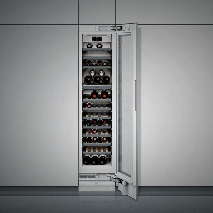 Offener, schmaler Einbau-Weinkühlschrank aus Edelstahl mit Glastür und ausziehbaren Holzrosten, bestückt mit Weinflaschen – ideal zur temperierten Lagerung in der Küche