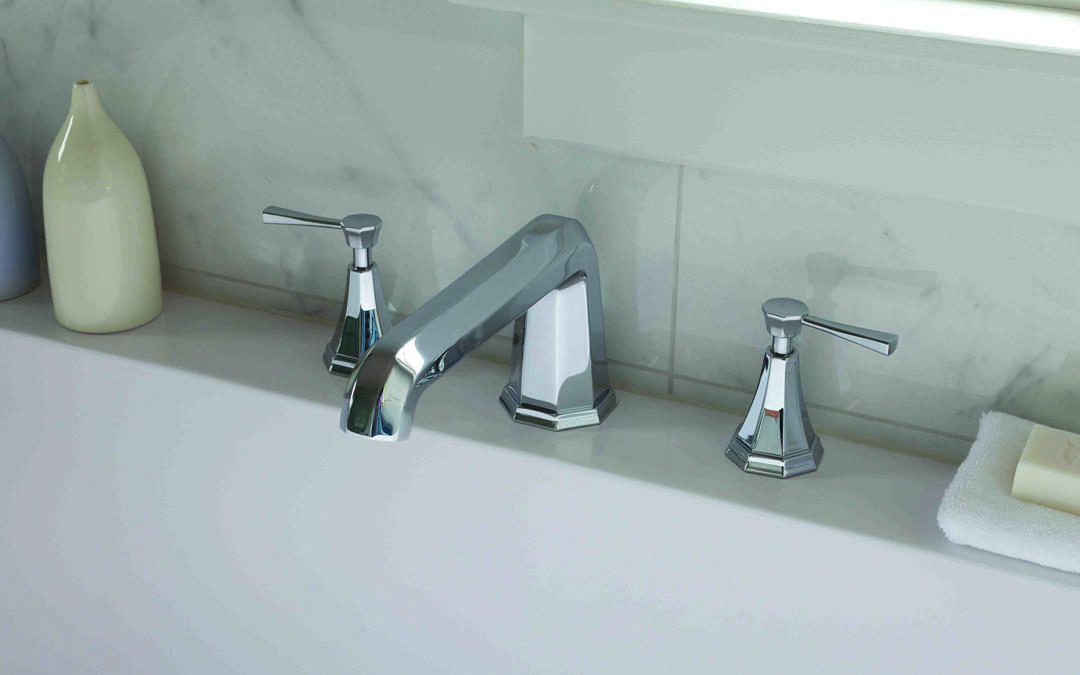 Chrom-Waschtischarmatur im 3-Loch-Set mit zwei Bedienhebeln, montiert auf einem Waschbecken vor Marmorfliesen – modernes Armaturen-Set fürs Badezimmer