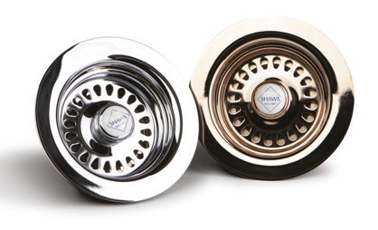 Shaws Küchenspülen-Siebkörbe in Chrom und Edelstahl – Ersatzteile für Spülen Zwei Shaws Siebkörbe für Küchenspülen in Chrom und Edelstahl, nebeneinander auf weißem Hintergrund