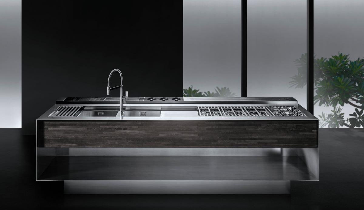 Moderne Kücheninsel aus Edelstahl mit Spüle, Wasserhahn und Kochfeld – luxuriöses Design für zeitgemäße Küchen Design-Kücheninsel aus Edelstahl und dunklem Holz mit integriertem Kochfeld, Spüle und Hochdruck-Armatur in moderner Umgebung