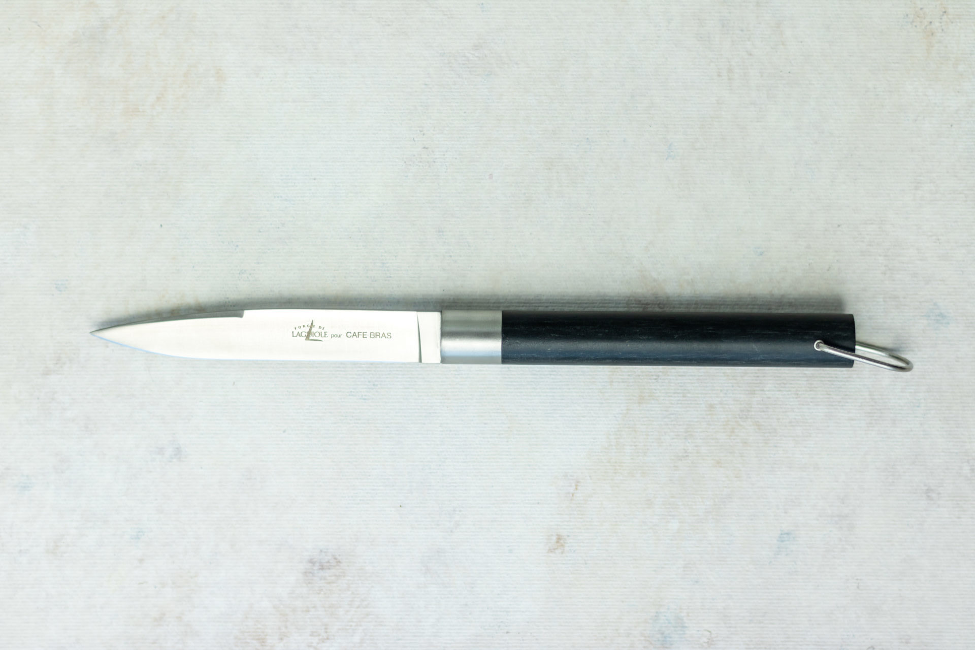 Laguiole Gemüsemesser mit schwarzem Griff und Edelstahlklinge – exklusiv für Café Bras Schlankes Gemüsemesser von Laguiole mit schwarzem Griff, silberner Edelstahlklinge und Aufhängeschlaufe