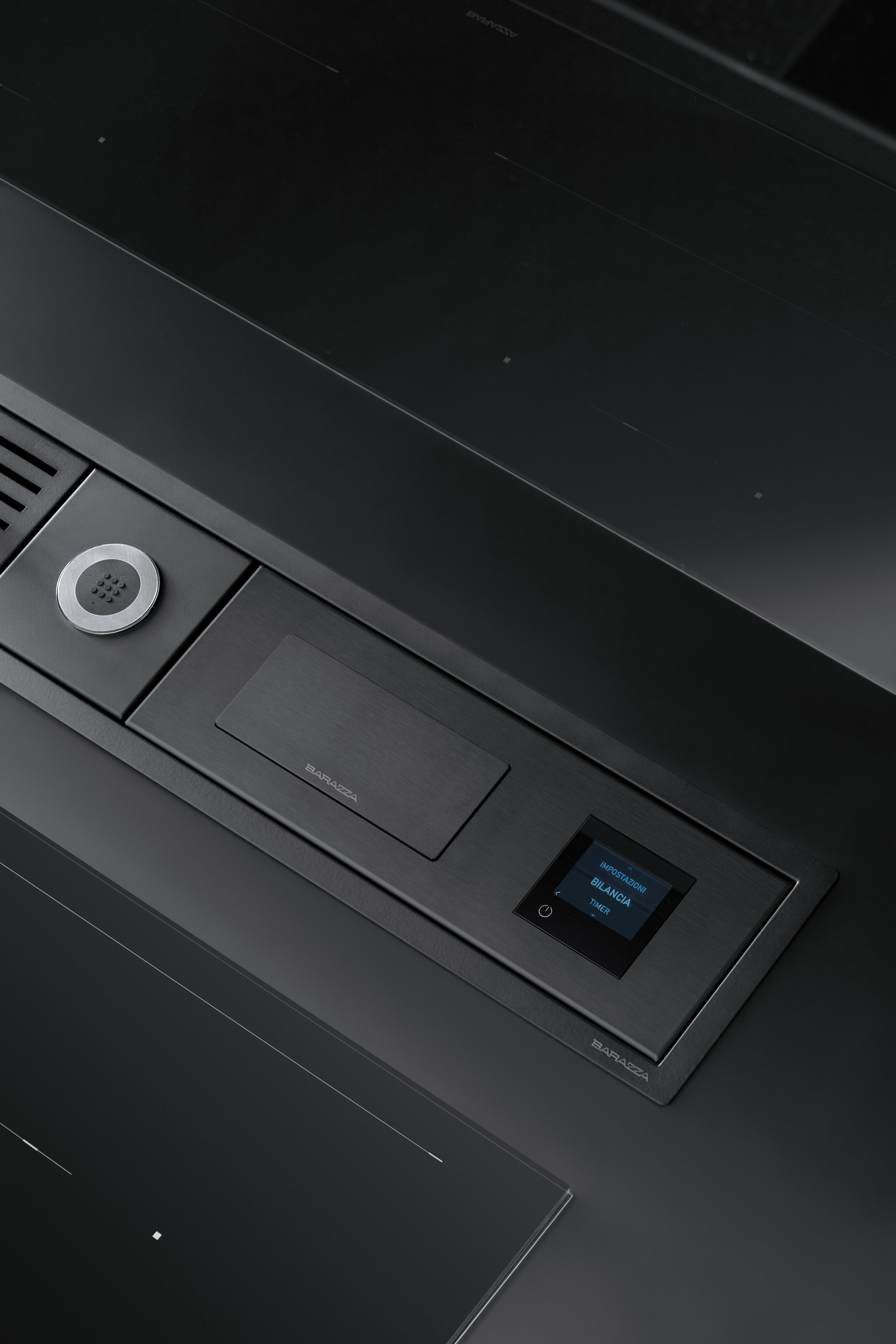 Barazza hochwertige Küchenwaage mit digitalem Display integriert in moderne Küchenarbeitsplatte Detailansicht einer integrierten Barazza Küchenwaage mit digitalem Display in einer modernen, schwarzen Küchenarbeitsplatte