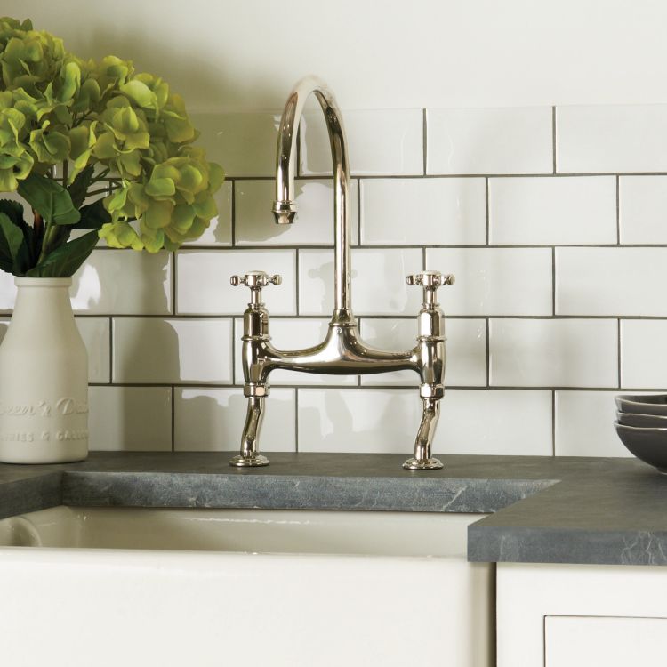 Hochbogen Zweigriff-Armatur auf Spülbecken, Chrom