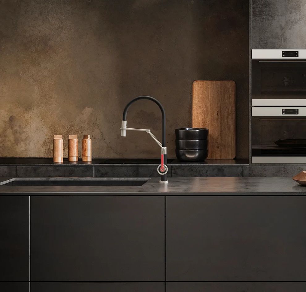 Schwarze Designer-Küchenarmatur in moderner Küche