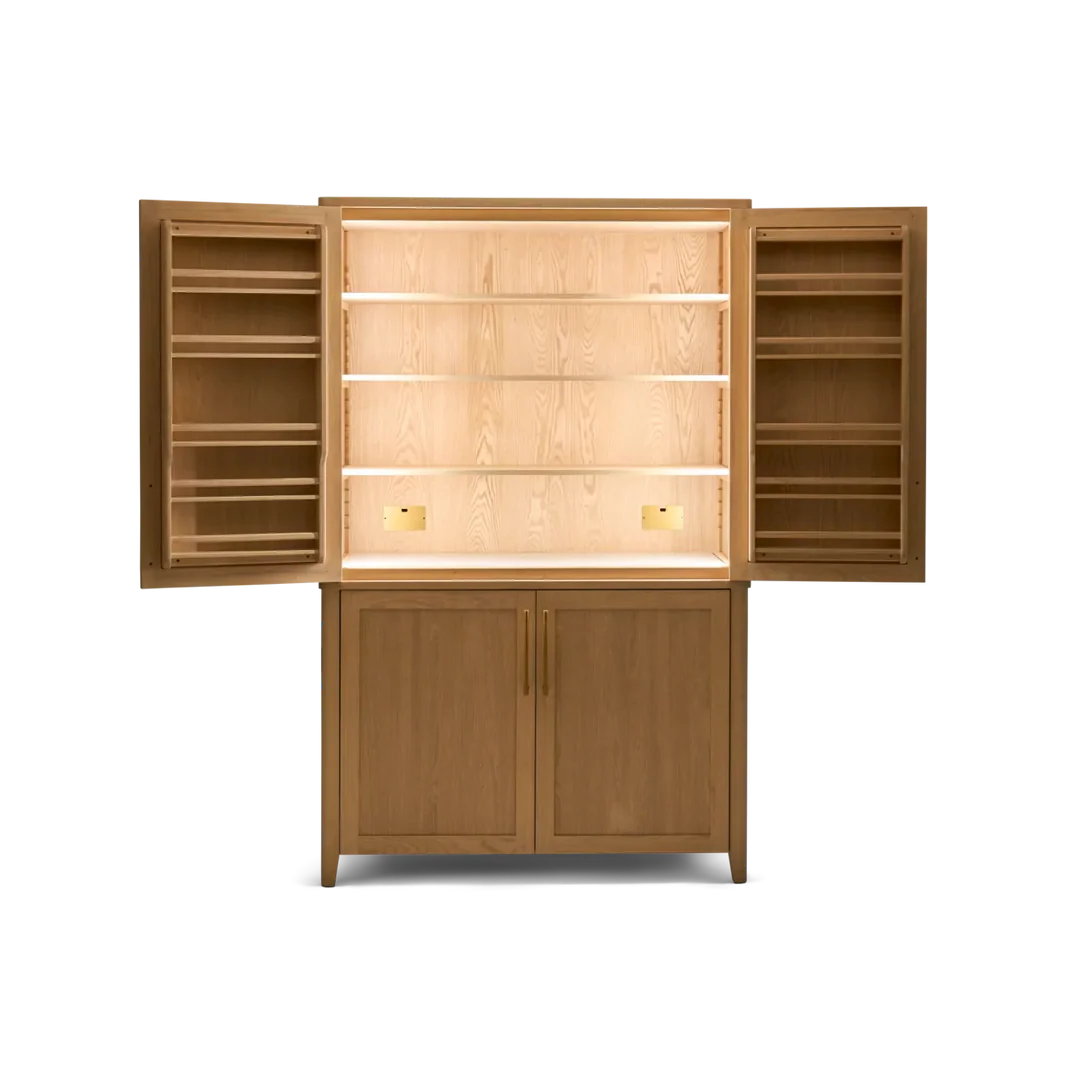 Geöffneter Eichen-Bar- und Vitrinenschrank mit integrierter LED-Beleuchtung, mehreren Regalböden und Türablagen – ideal zur Aufbewahrung von Gläsern, Flaschen und Barzubehör