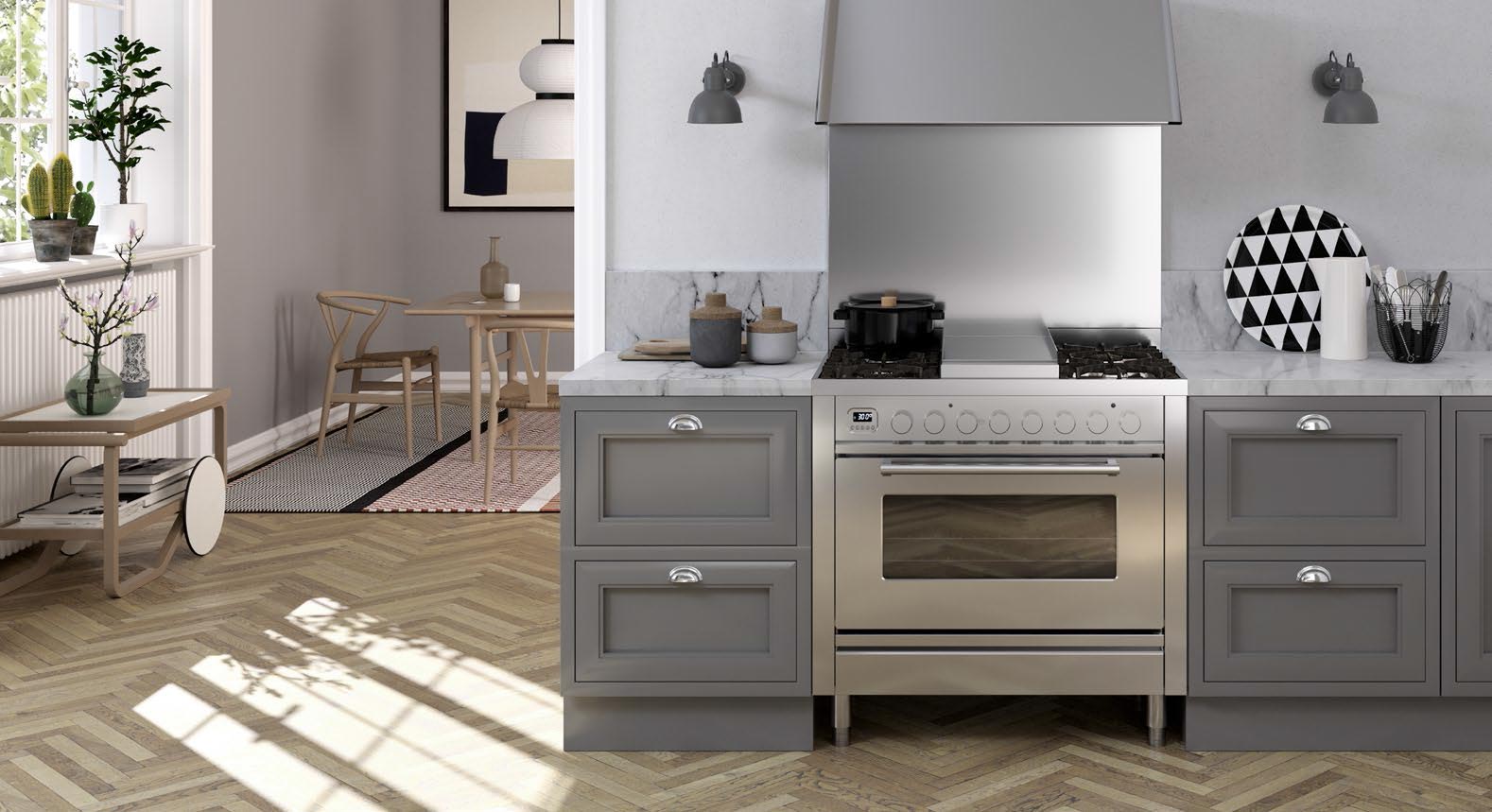 Moderne Küche mit grauen Schränken, Edelstahlherd und stilvollen Accessoires Helle, moderne Küche mit grauen Unterschränken, einem großen Edelstahlherd, Marmorarbeitsplatte und dekorativen Elementen wie Pflanzen, Geschirr und Küchenutensilien