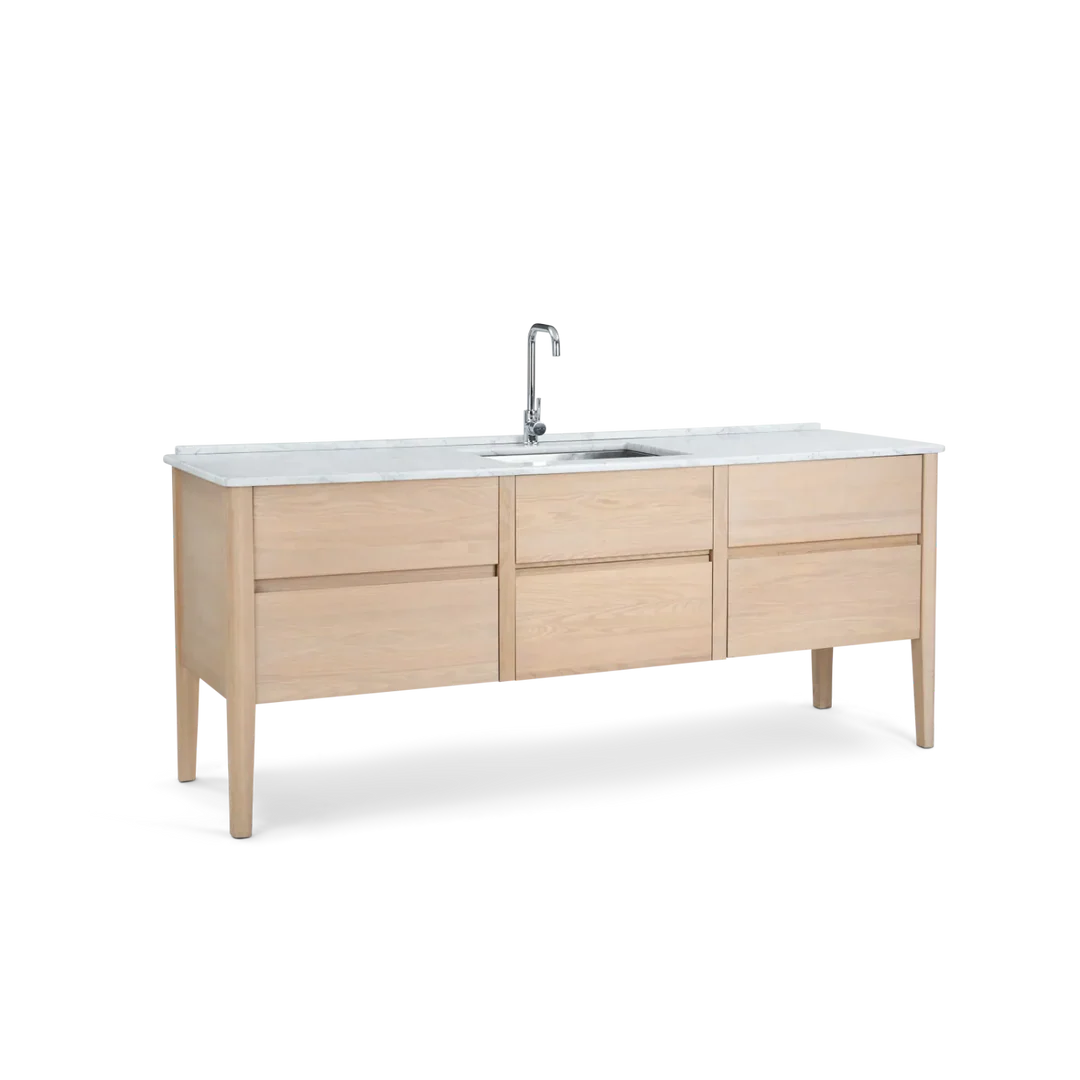 Heller Küchen-Spülenschrank aus Massivholz mit weißer Marmorplatte, integriertem Edelstahlbecken, Chromarmatur und sechs Schubladen – eleganter Unterschrank für moderne Küchen