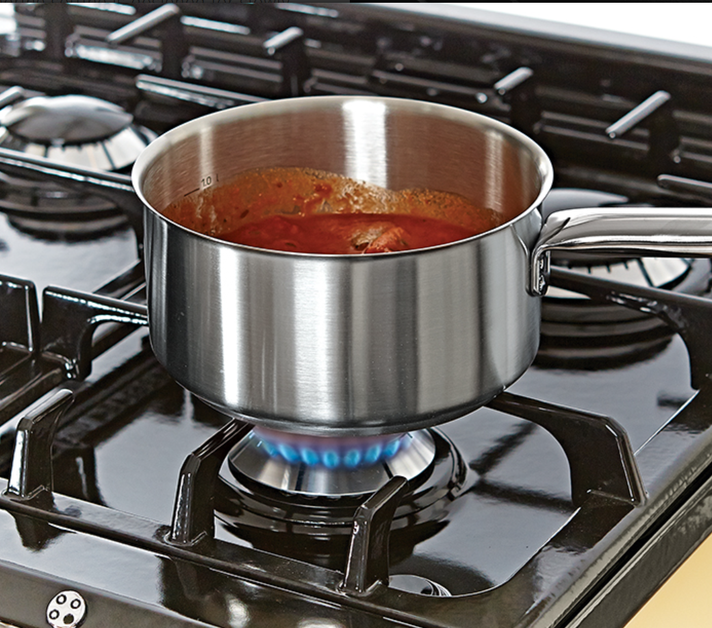 Edelstahl-Kochtopf mit Stiel und Innenmessskala auf Gasherd, in dem Tomatensauce köchelt – robuste Stielkasserolle für Saucen und kleine Portionen