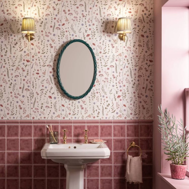 Waschbecken, ovaler Spiegel, rosa Fliesen, Blumenmuster