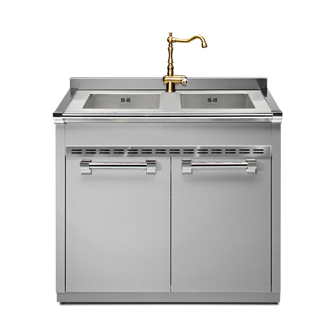 Edelstahl Spülbecken mit Doppelbecken und goldener Armatur für Küche oder Gastronomie Doppelspüle aus Edelstahl mit zwei Becken, Unterschrank und goldfarbener Wasserhahn, ideal für moderne Küchen oder gewerbliche Nutzung