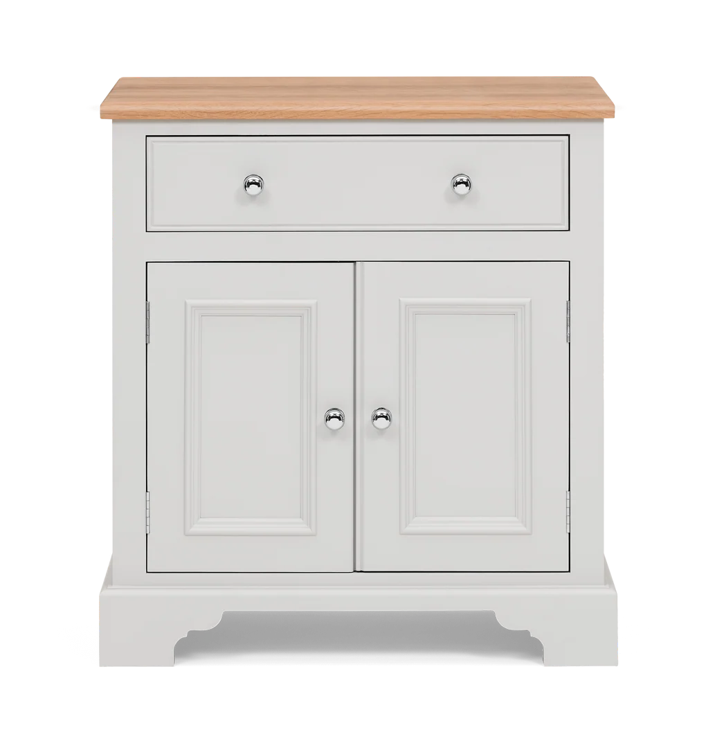 Weiße Landhaus-Kommode mit massiver Eichenplatte, einer Schublade und zwei Türen; eleganter Beistellschrank für Stauraum und Dekoration
