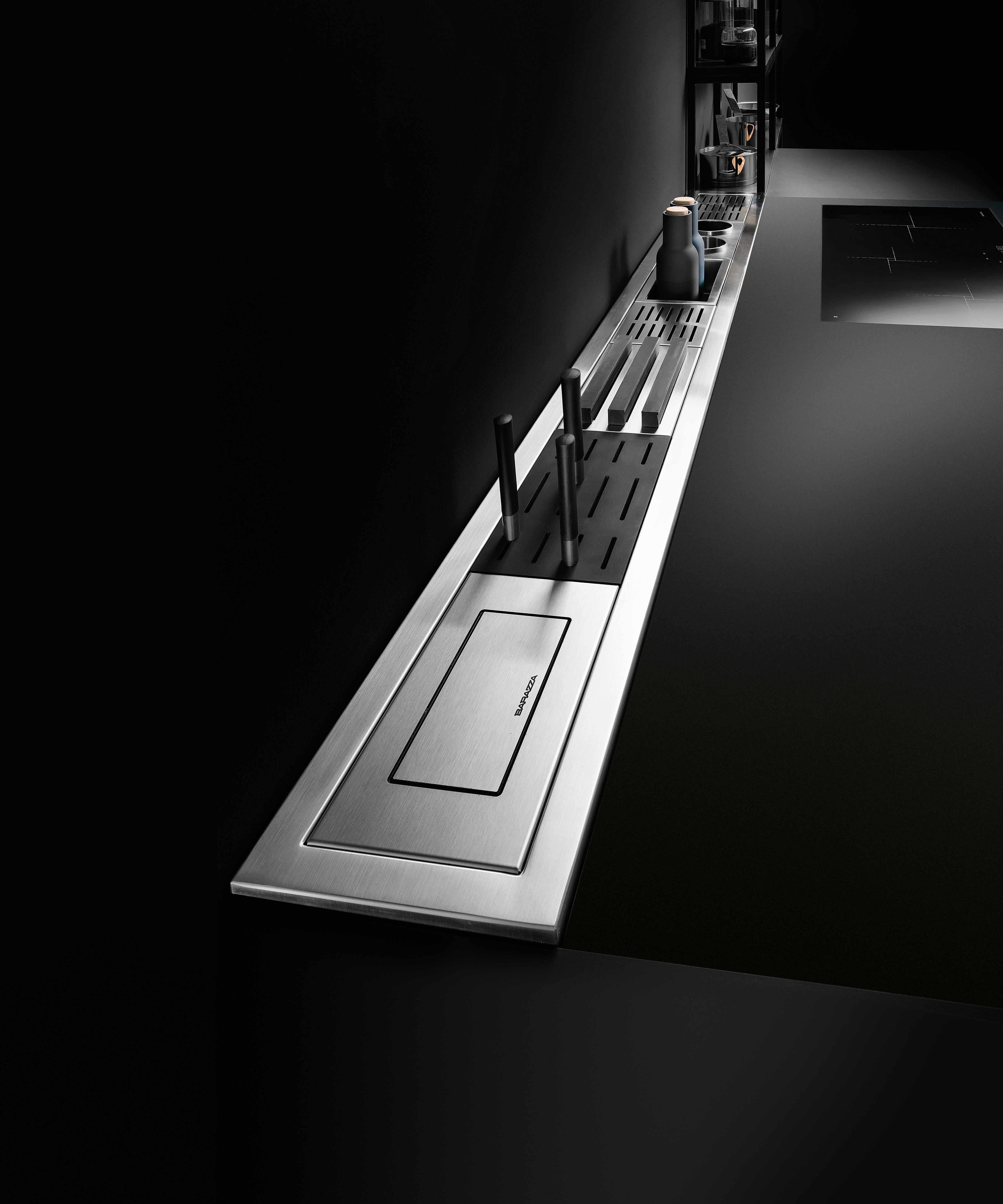 Moderne Küchenorganisation mit edler Edelstahl-Leiste zur Aufbewahrung und als Ordnungssystem Elegant integriertes Küchen-Ordnungssystem aus Edelstahl für Zubehör, Messer und Gewürze in moderner Küche