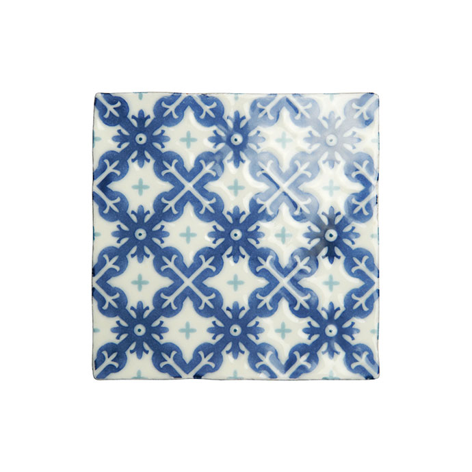 Quadratischer Teller mit blau-weißem orientalischen Muster, Keramik, dekorativ und vielseitig einsetzbar Keramikteller quadratisch mit traditionellem blau-weißem Muster im orientalischen Stil auf weißem Hintergrund