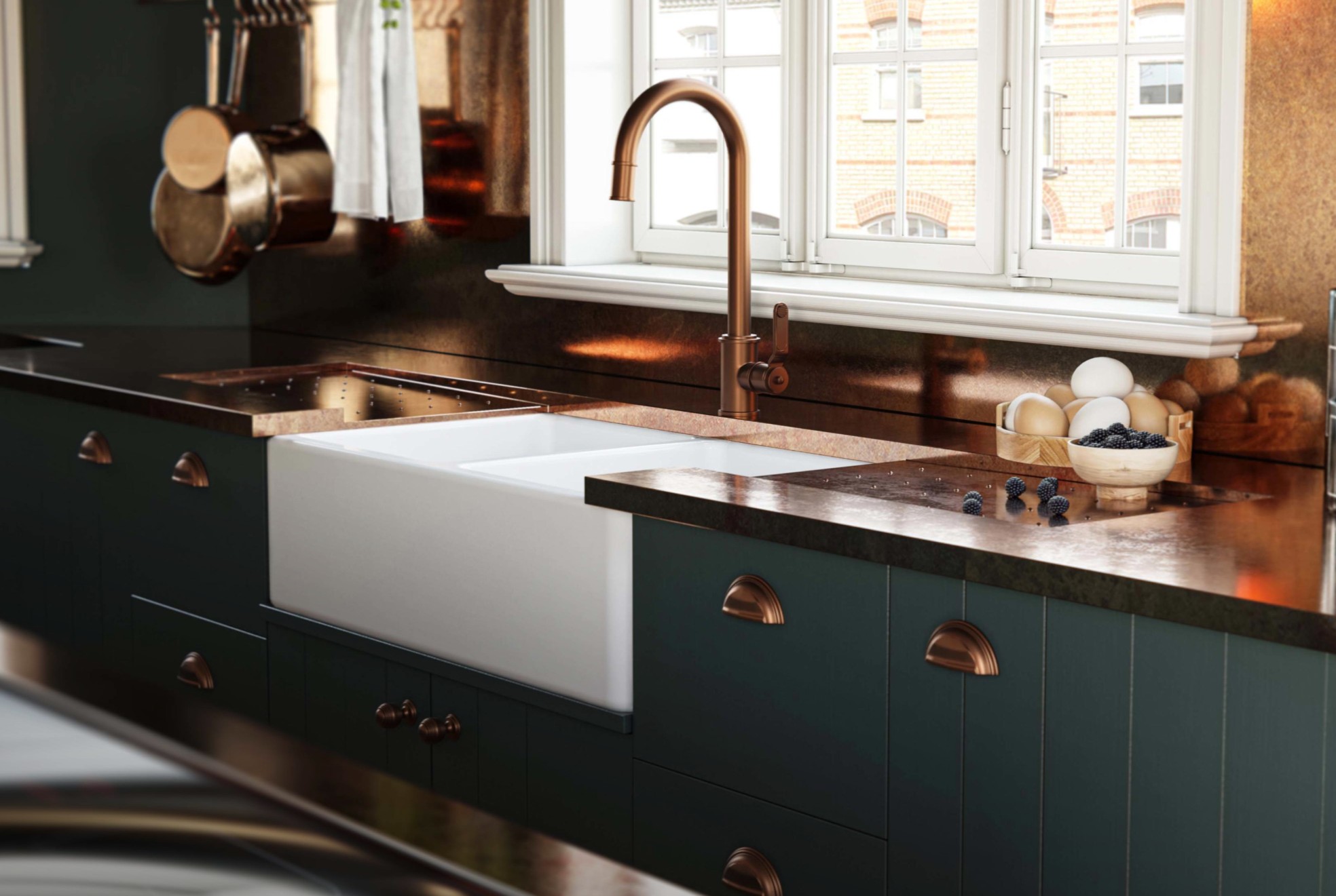 Hochbogen-Küchenarmatur aus Kupfer, Einhebelmischer, montiert an Keramik-Landhausspüle; robuste Messingqualität, edles Design für klassische und moderne Küchen, passend zu dunklen Fronten und kupferner Arbeitsfläche