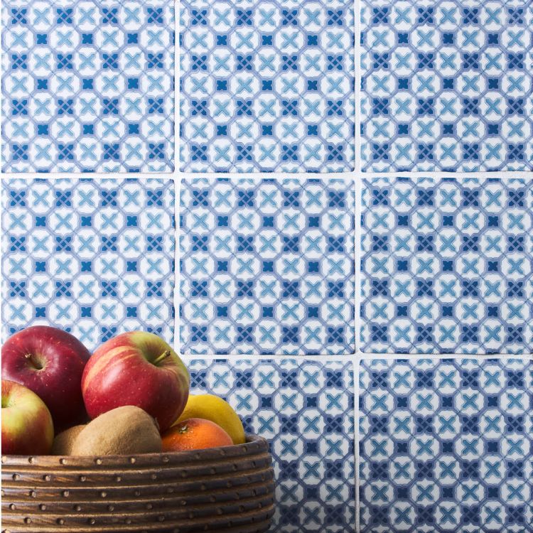 Gemusterte blaue Keramikfliesen mit Obstschale