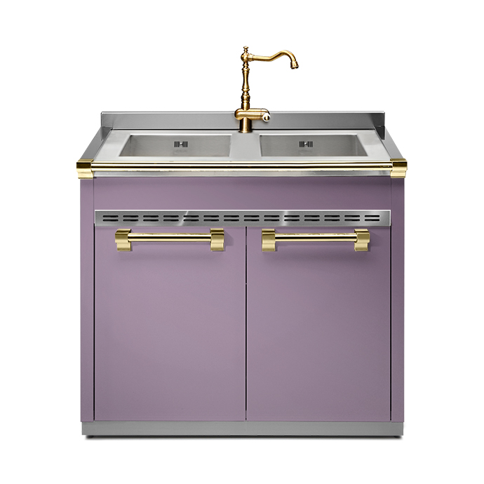 Exklusive Küchenzeile in Lila mit Doppelspüle und goldener Armatur Moderne Küchenzeile in Lila mit zwei Edelstahlspülbecken, goldener Armatur und goldfarbenen Griffen