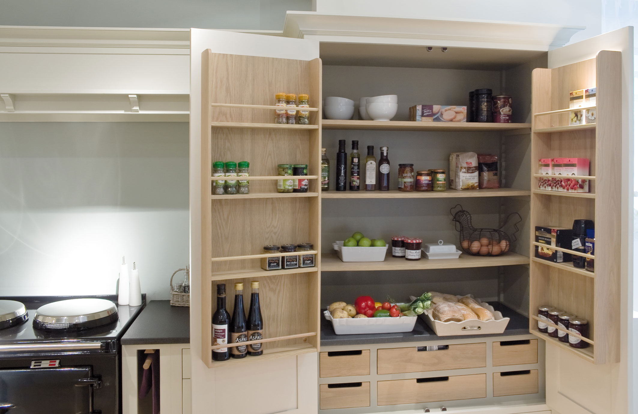 Moderner Vorratsschrank mit Lebensmitteln, Gewürzen, frischem Gemüse und Brot in einer offenen Küche Offener Vorratsschrank in einer modernen Küche, gefüllt mit Gewürzen, Ölen, Gläsern, Eiern, Brot, frischem Obst und Gemüse sowie anderen Lebensmitteln