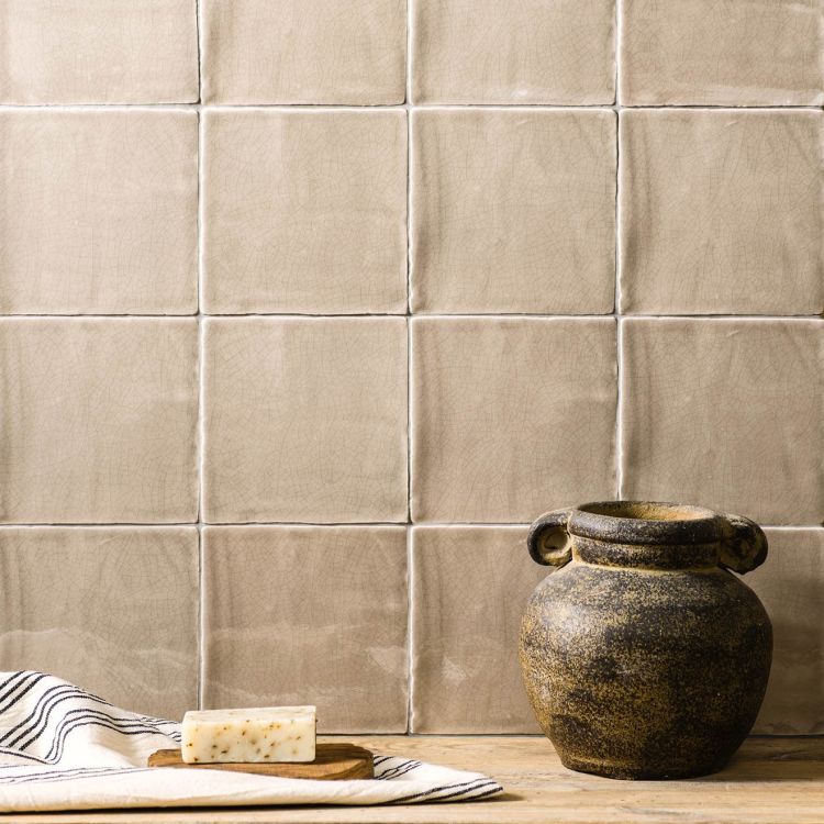 Quadratische beige Fliesen, rustikale Optik