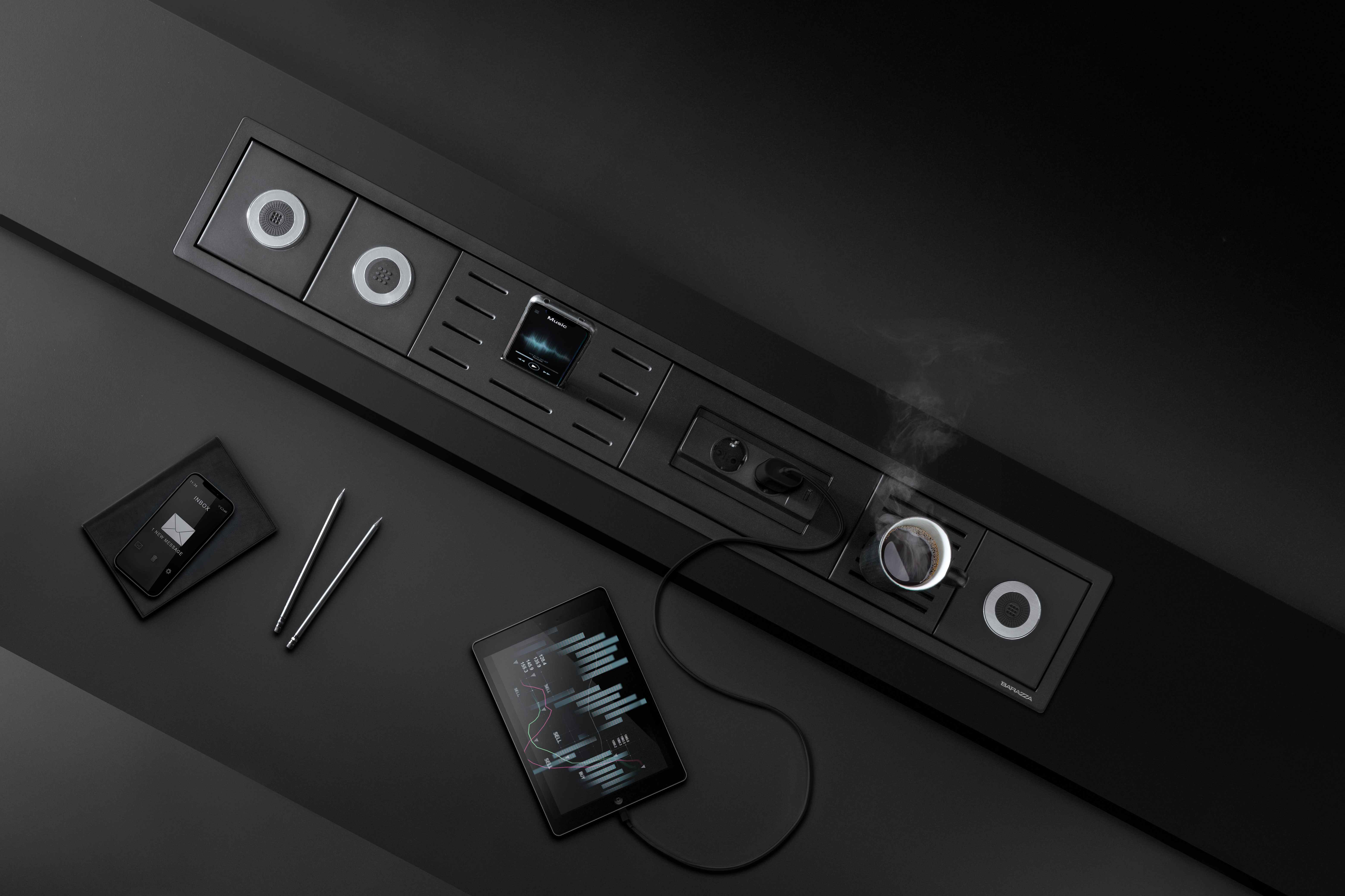 Elegantes schwarzes Schreibtisch-Panel mit modernen Anschlüssen, USB-Ladegerät, Steckdose und Tablet auf einem Bürotisch Schwarzes Einbaupanel mit Steckdosen, USB-Anschlüssen, Smartphone und Tablet auf einem stilvollen, modernen Schreibtisch