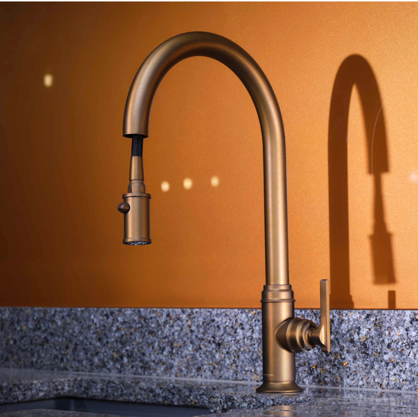Southbank Monoblock-Küchenarmatur von Perrin & Rowe, gebürstete Messingoptik, hoher Auslauf mit integrierter Pull-Down-Ausziehbrause, kannelierter Sockel und Hebel – elegantes, funktionales Design für moderne Küchen.