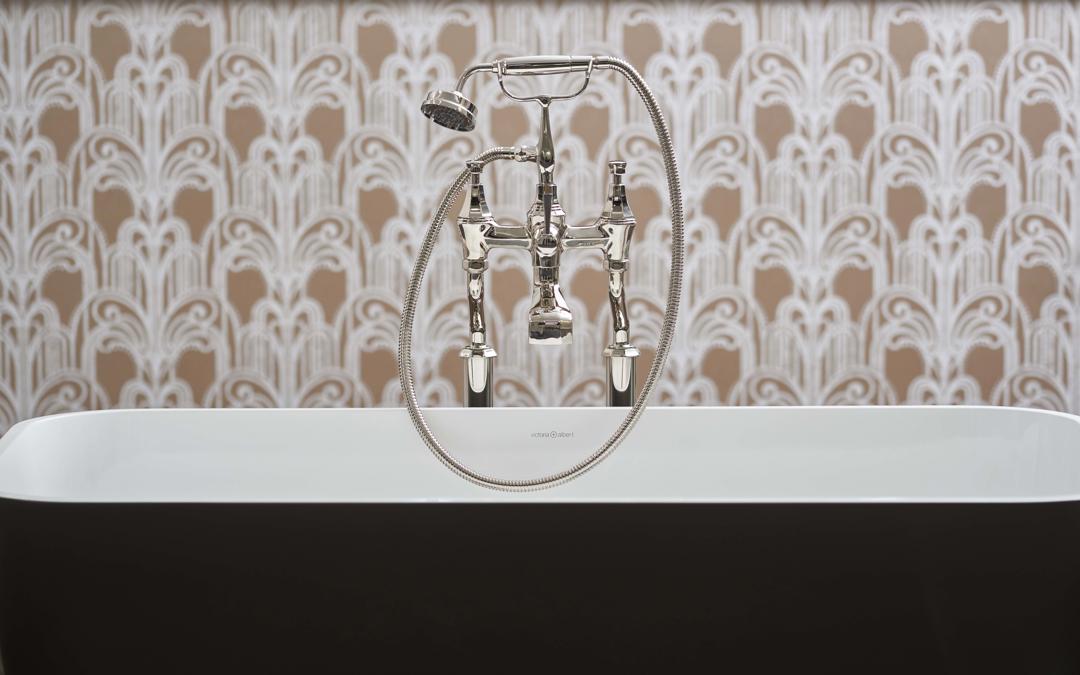 Perrin & Rowe Deco 3120/1 freistehende Wannen-Brausebatterie an Badewanne; poliertes Chrom, Handbrause, Hebelgriffe und schlanke Standbeine im Art-Déco-Stil – elegante Armatur für klassisch geplante Badezimmer.