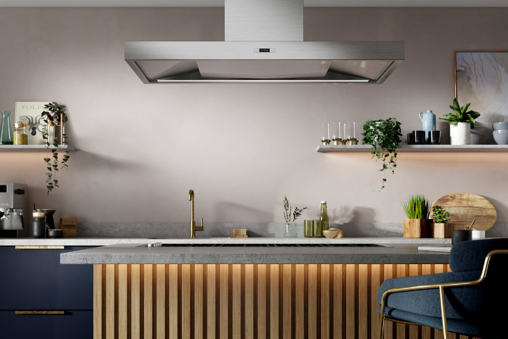 Moderne Designer-Küche mit Kochinsel, Dunstabzugshaube aus Edelstahl und stilvoller Einrichtung Hochwertige, moderne Küche mit zentraler Kochinsel, Edelstahl-Dunstabzugshaube, goldener Armatur, offenen Regalen und stilvollen Dekorationen