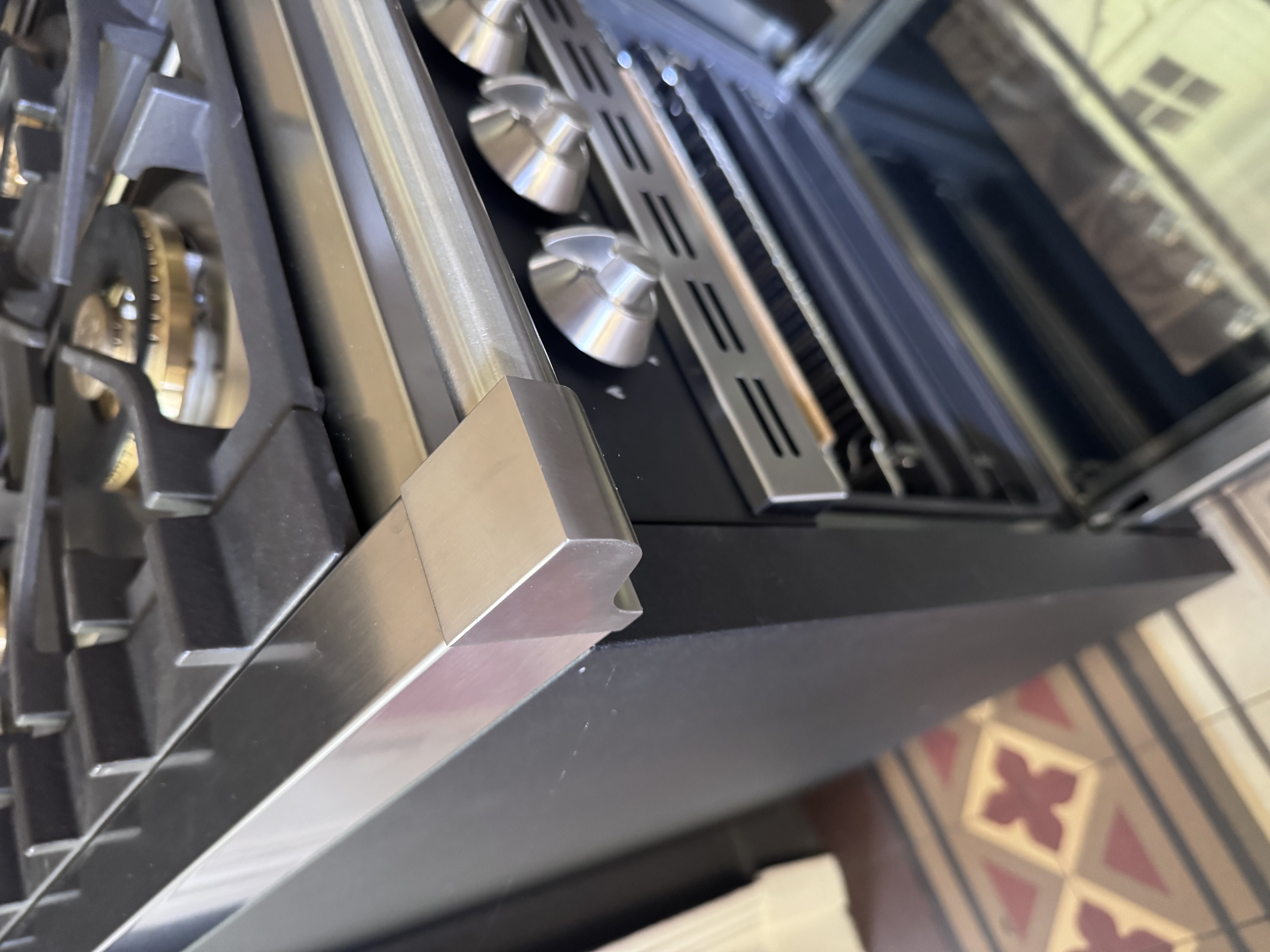 Detailansicht Steel Ausstellungsherd Ascot 100 in Anthrazit mit 4 Gasbrennern plus Wok, Nickelknebeln und Gussrosten; Energieeffizienz A, zwei Backöfen – hochwertiger Nostalgieherd zum Showroom-/Online-Sonderpreis