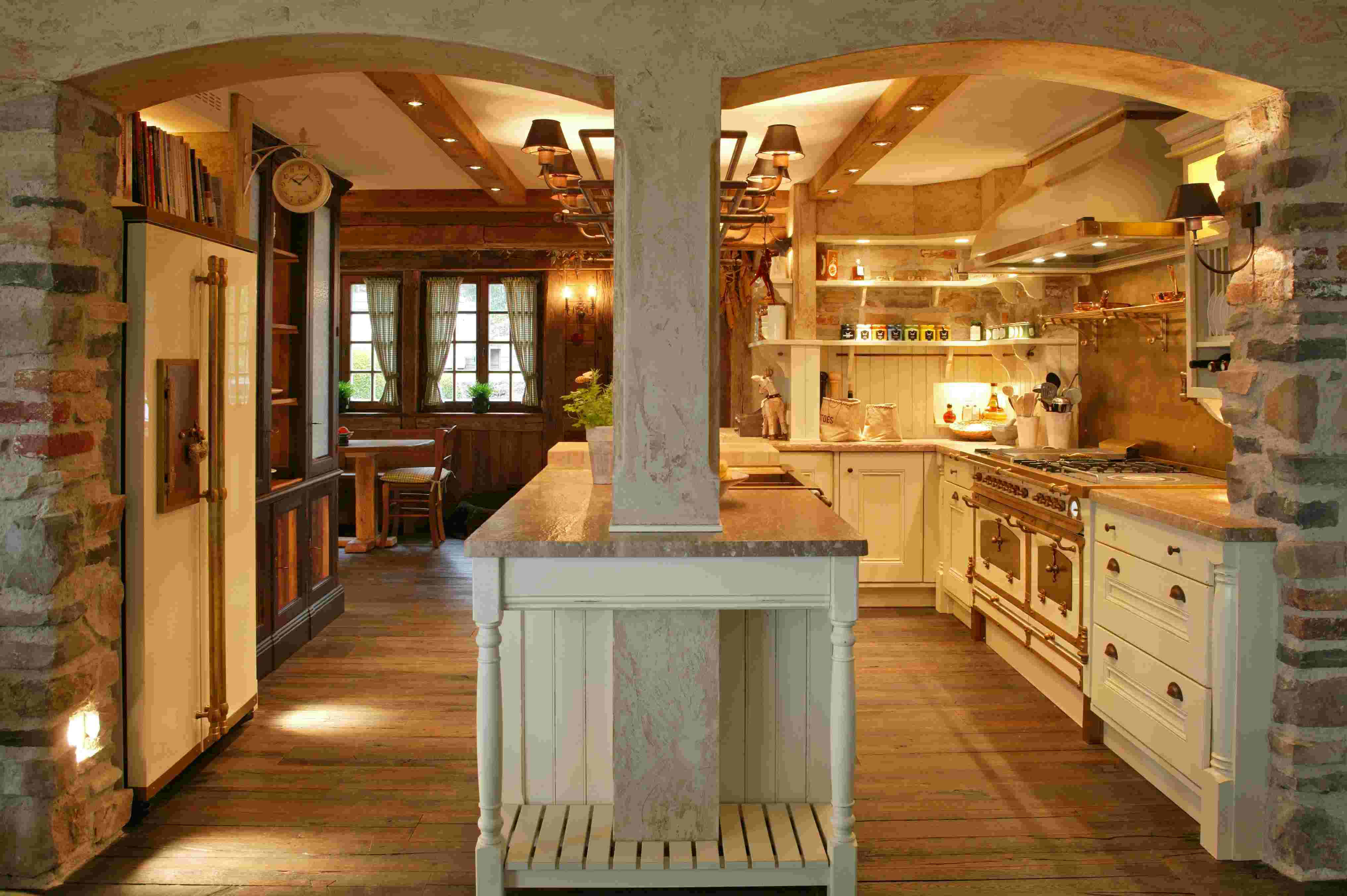 Gemütliche Landhausküche mit Holzelementen, großem Herd und rustikalem Ambiente Stilvolle Landhausküche mit rustikalen Holzelementen, großem Gasherd, Kücheninsel und Essbereich mit Fenster. Perfekt für gemütliche Kochabende.
