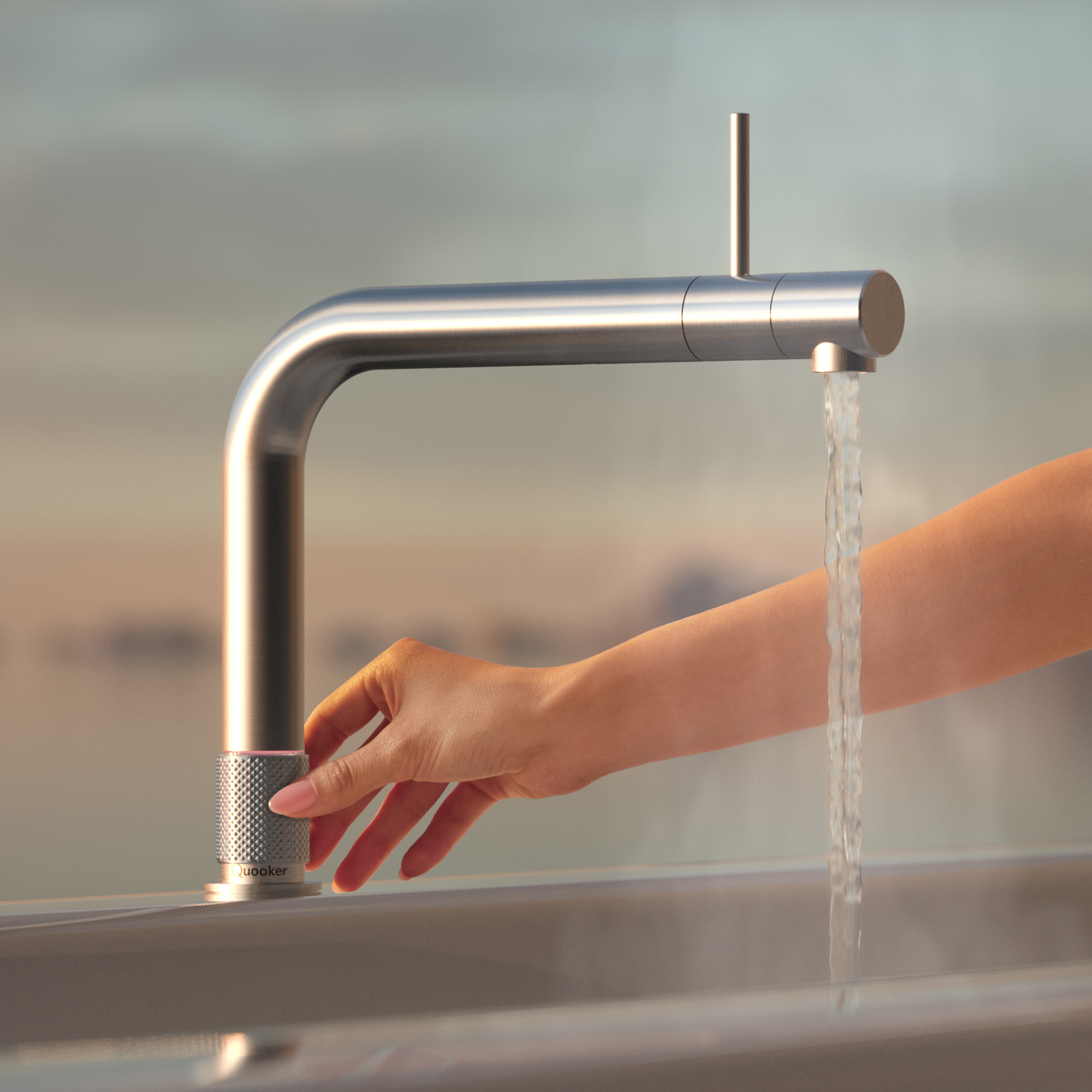 Moderne Edelstahl-Küchenarmatur mit smarter Bedienung und fließendem Wasser Hand bedient eine moderne Küchenarmatur aus Edelstahl, aus der Wasser in ein Spülbecken fließt