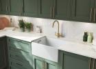 Weißes Rangemaster Grange Belfast 60 Keramik-Spülbecken aus Fireclay (CGR595WH) mit sichtbarer Front in grüner Shaker-Küche, Einzelbecken, moderne Eckradien; Hersteller: Shaws of Darwen, ideal für Landhausküche