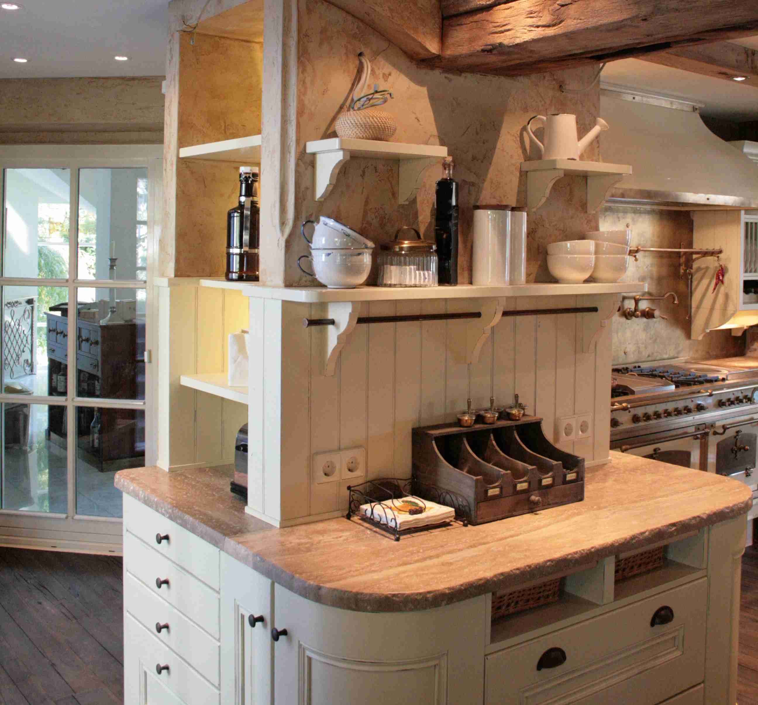 Gemütliche Landhausküche mit Stein-Arbeitsplatte und offener Regalwand Helle Landhausküche mit offenem Regal, Küche mit Holzdetails, Steinplatte und dekorativen Küchenutensilien