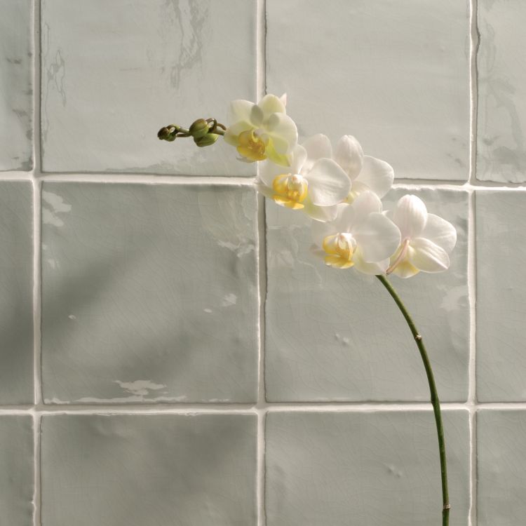Grau glasierte Wandfliesen mit weißer Orchidee