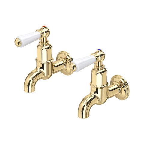 Zweier-Set Wand-Wasserhähne aus poliertem Messing mit weißen Keramikhebeln und Rot/Blau-Markierung für Warm- und Kaltwasser – klassische Retro-Armatur für Bad oder Küche