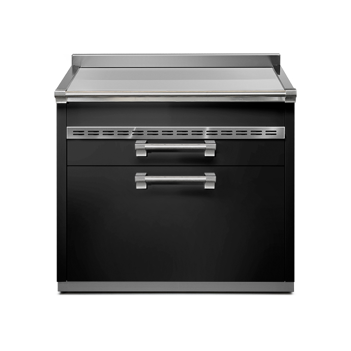 Frontansicht eines modernen schwarzen Küchenherds mit zwei Edelstahlgriffen und Glaskeramik-Oberfläche